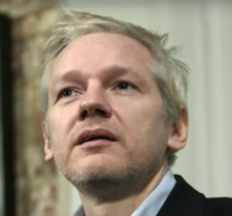 Assange napadel Hillary Clinton: Preveč si histerična do Moskve