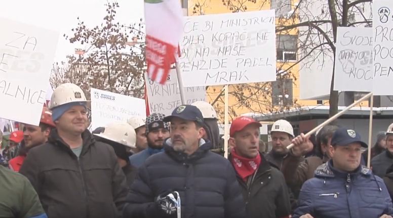 Sindikalni protest pred ministrstvom za delo