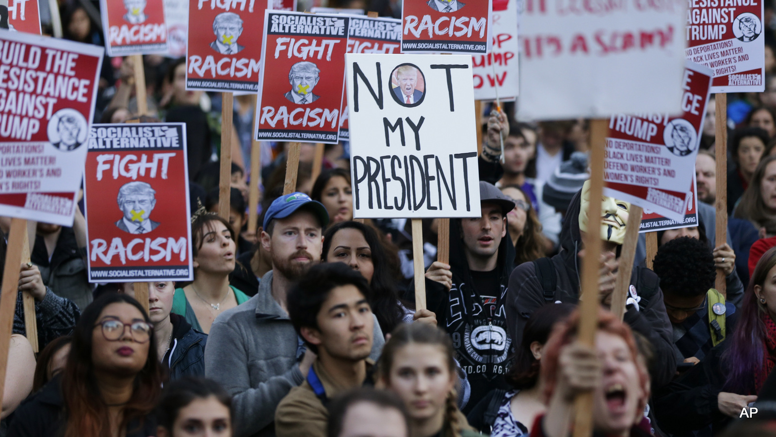 Trumpu pripravljajo ogromne demonstracije: protestniki želijo prekiniti njegovo inauguracijo!