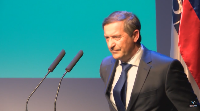 (Ekskluzivni posnetek) Karel Erjavec dehidriral, sredi govora pa ga je še “zasekalo v križu”