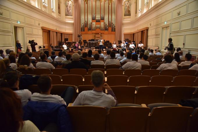 Dogajanje naroda v Filharmoniji se nadaljuje – Nad direktorja Filharmonije Damjana Damjanoviča kar s protesti