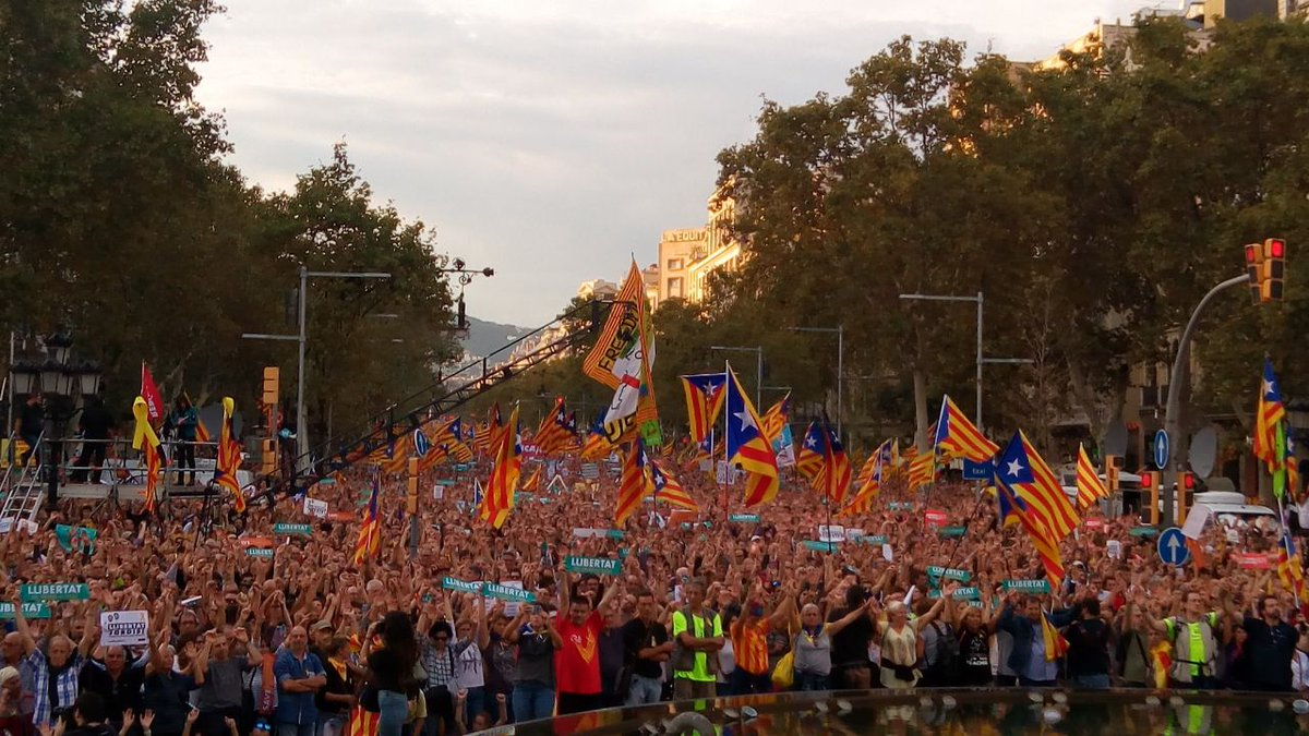 Katalonija na nogah: Pol milijona ljudi protestira proti državnemu udaru Španije!