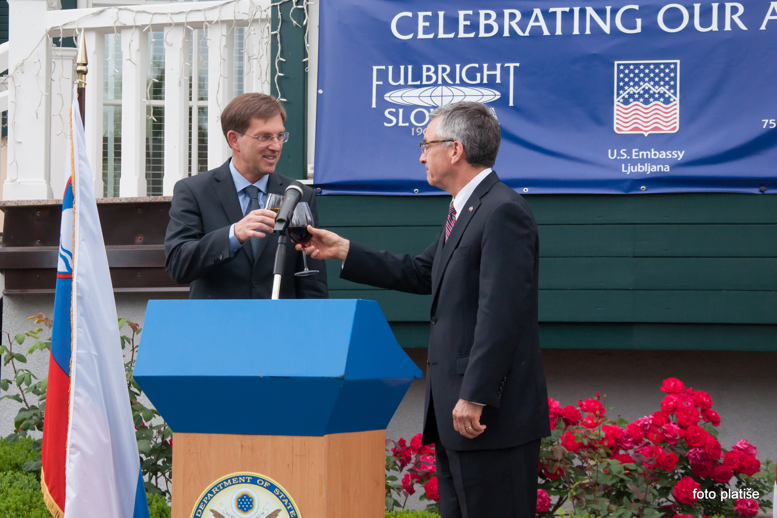 Kaj sta delala ameriški ambasador Brent Hartley in njegov namestnik Gautam Rana med sejo vlade v Cerarjevem kabinetu?