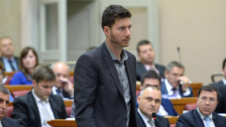 Pernar bi poslal vojaške ladje v Piranski zaliv: Slovencem je treba preprosto povedati, da “imamo večjega!”