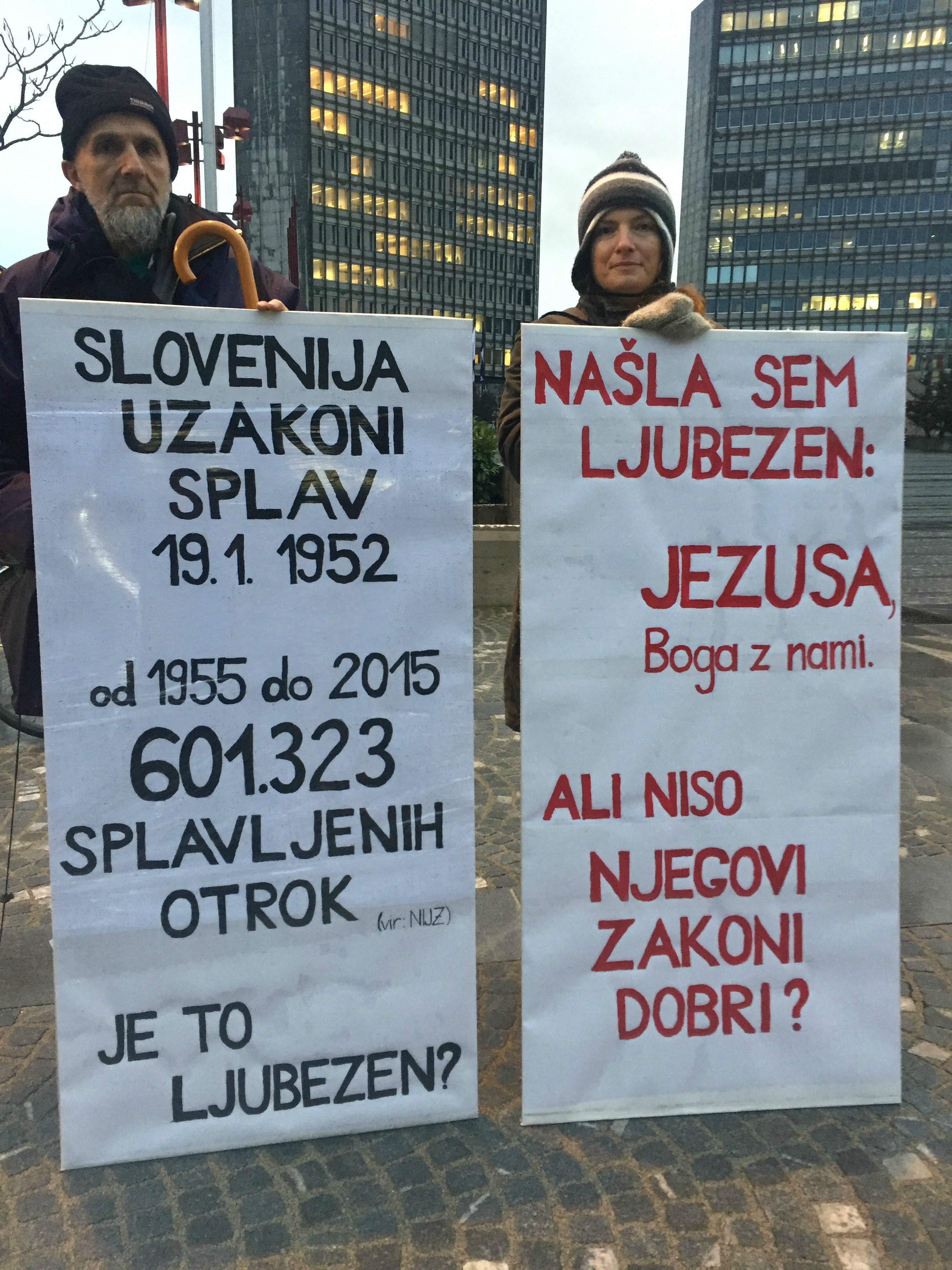 Nenavaden protest proti splavu pred parlamentom