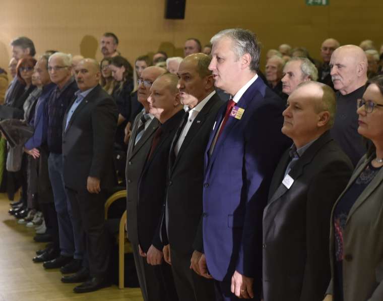 (VIDEO) Kako so si desne stranke tik pred odstopom Mira Cerarja že razdelile ministrska mesta: A. Primc – raje kot minister za družino, finančni minister; F. Kangler – minister za notranje zadeve ali pravosodje; Janša pa bi vzel zdravstveni resor