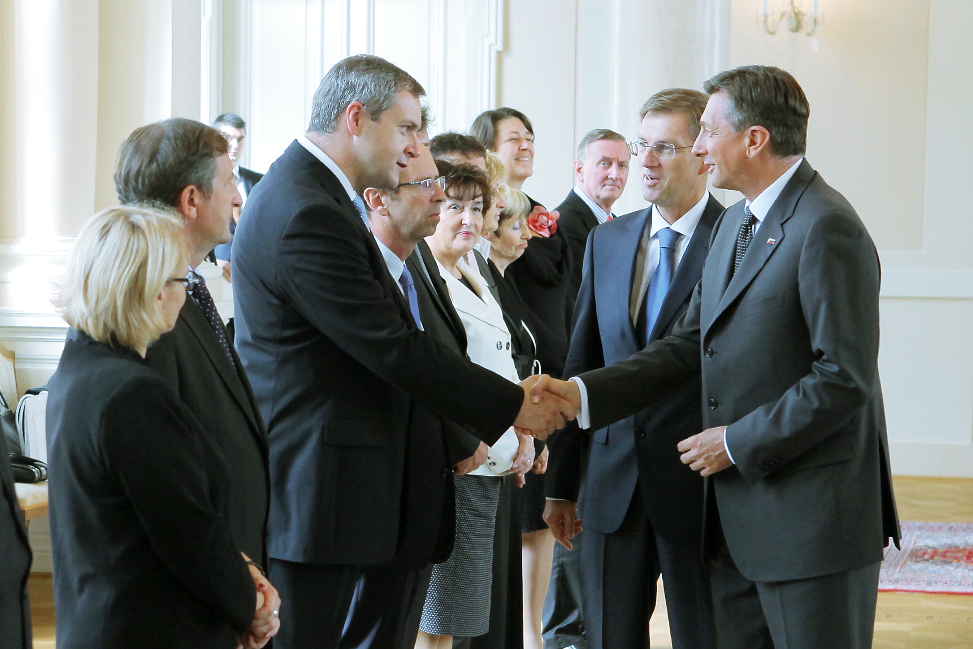 (VIDEO) Afera z izgonom ruskih diplomatov razklala slovensko politiko: Borut Pahor in Miro Cerar proti Karlu Erjavcu in Dejanu Židanu – Milan Brglez pa vmes