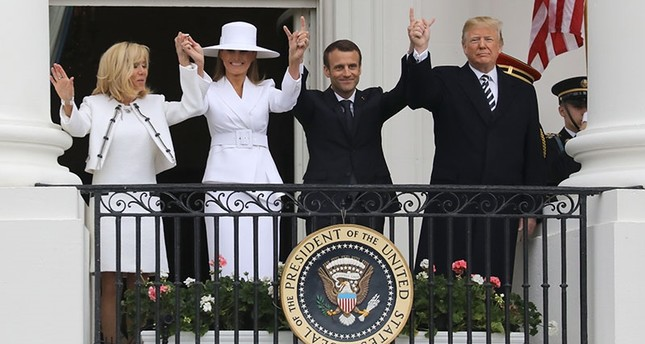 (VIDEO) Ne moreta drug brez drugega: Trump in Macron ponovno nasmejala z rokovanjem, nato so sledili poljubi