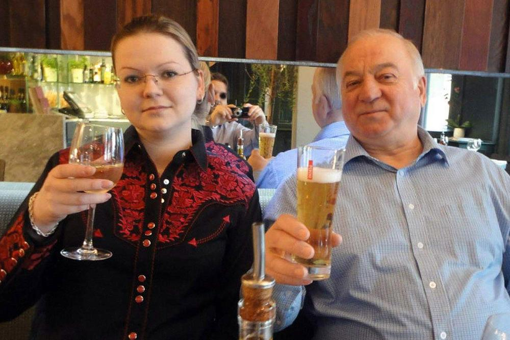 Nova verzija: Skripal in hčerka zastrupljena z agensom v tekočem stanju in ne s plinom, kot so trdili doslej!