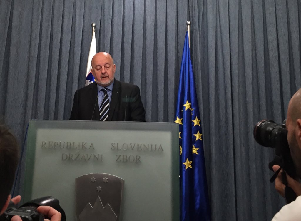 (VIDEO) Incident na tiskovni konferenci Zmaga Jelinčiča Plemenitega: Jelinčič Plemeniti se je hudo sprl z novinarkama RTV Slovenija in protestno zapustil novinarsko konferenco