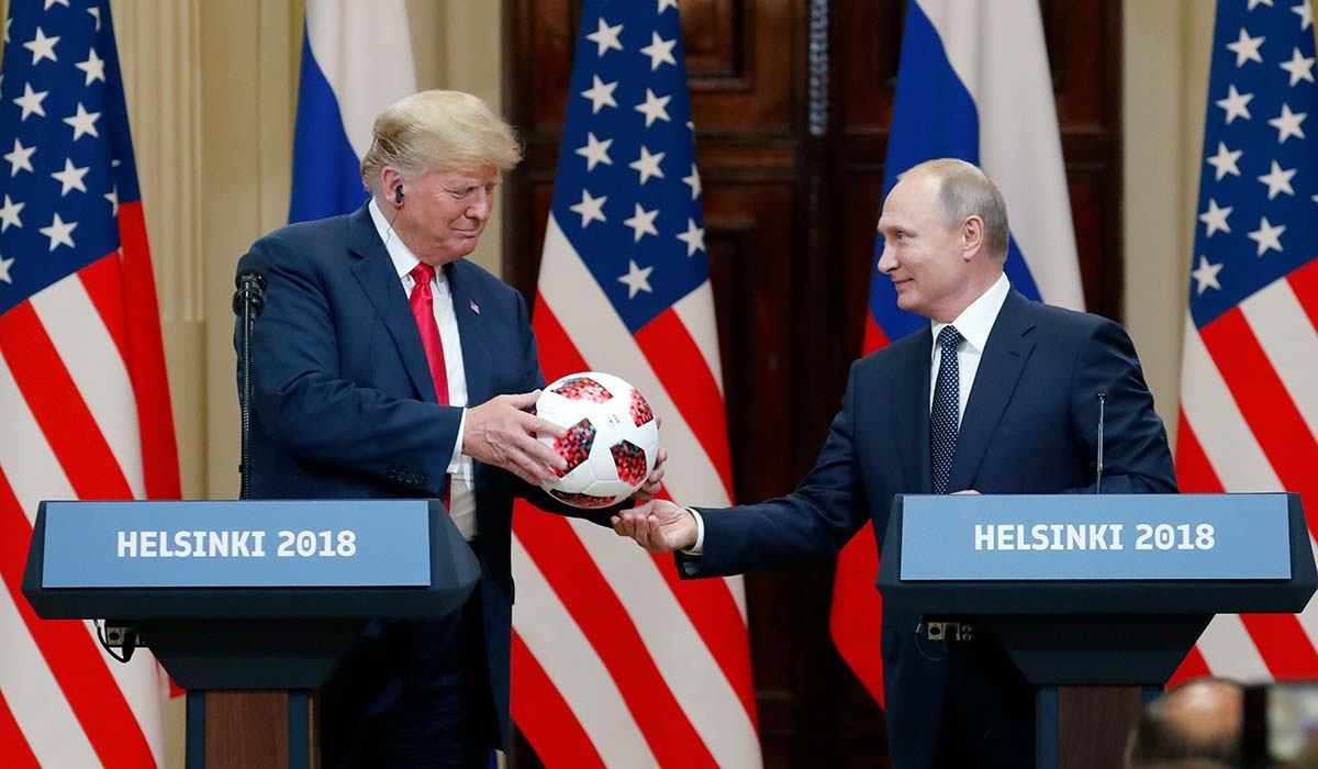 Simpatična scena iz Helsinkov: Putin Trumpu podaril žogo in dejal, zdaj je na vaši strani!