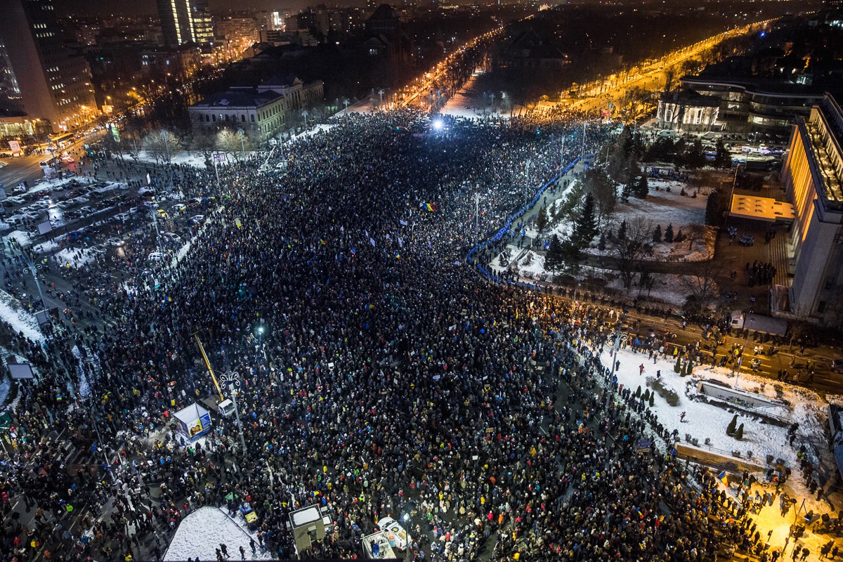 (VIDEO) Predrli kordon okoli vladnih zgradb: V spopadih na demonstracijah v Bukarešti ranjenih 440 ljudi