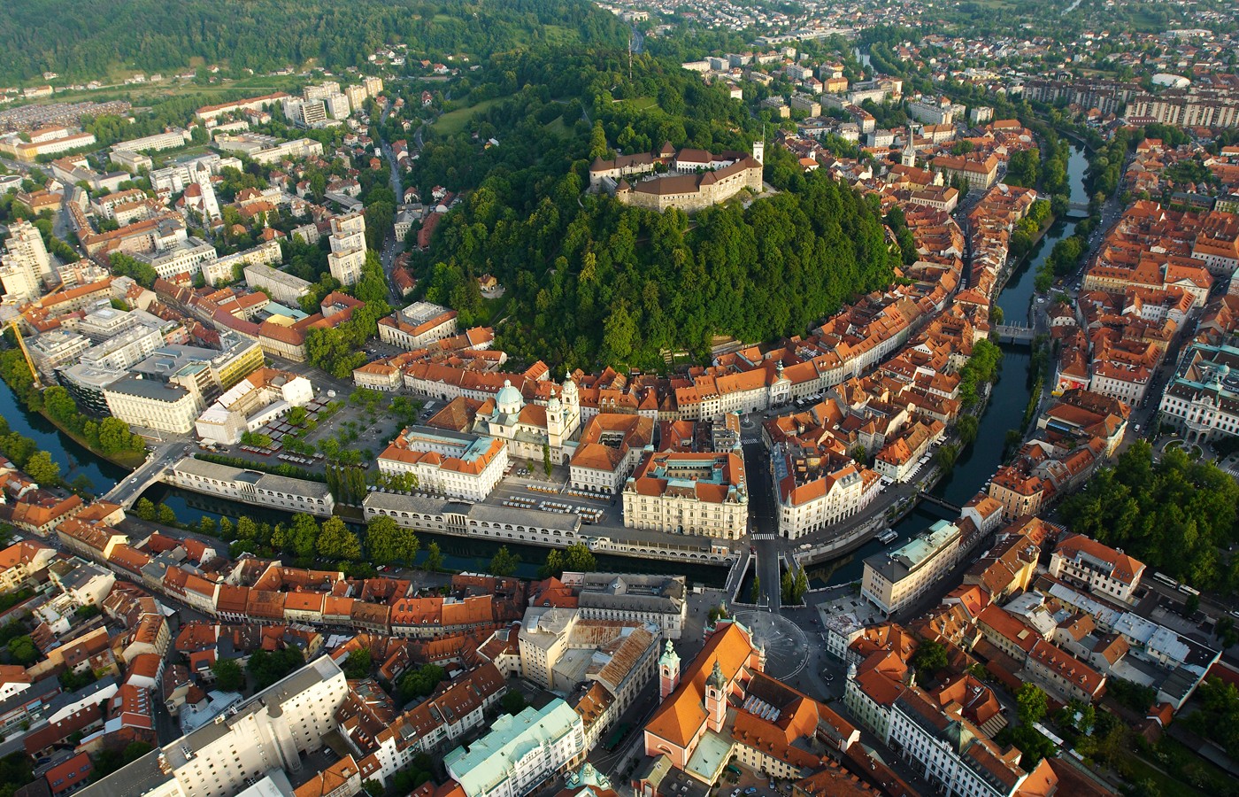 Bloomberg o novi vladi M. Šarca, nekdanji premierki A. Bratuškovi in  bivšem guvernerju B. Jazbecu ter možnih naslednikih – Kritično o nameri Slovenije, ki naj bi s posebnim zakonom lastnikom podrejenih obveznic vračala odškodnino