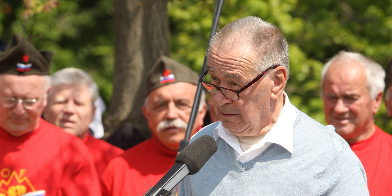 (VIDEO) Predsednik borčevske organizacije Tit Turnšek s prstom kaže na povezavo med SDS in “paravojaškimi enotami” VSO