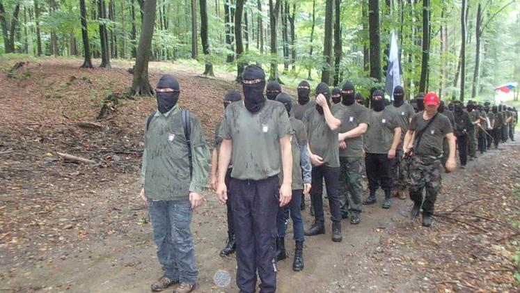 (VIDEO) Afera Šiško je postala alibi za politični in ideološki spopad glede partizanstva, domobranstva in nastopov uniformirancev z orožjem na različnih proslavah ene in druge strani