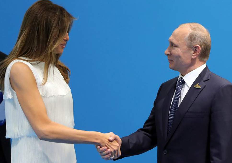 (VIDEO) Družbene mreže zažarele: Melania flirtala s Putinom na svečani večerji vrha G20?