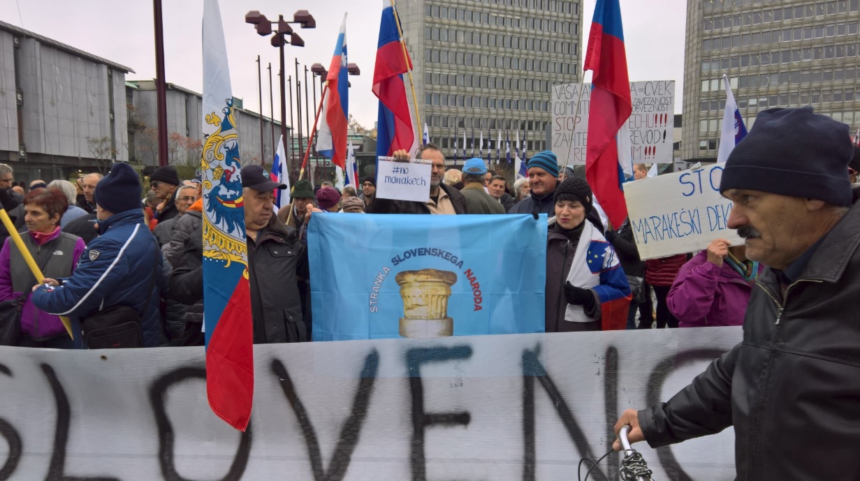 (VIDEO) Protestniki: “…Izdajalci ven. Pred parlament. V parlament. Izdajalci, banda, izdajalska. Pojasnite, zakaj ste izdali slovenski narod? Kdo vam je dovolil banda ciganska. Dobili boste svoje, kar iščete. Boste. Začelo se je…,”