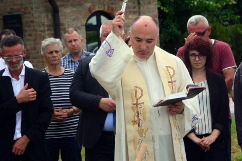 Medijski molk na Hrvaškem o aferi s prisluškovanjem  O tem, kako naj bi pater Tolj želel preprečiti objavo vohunske zgodbe v imenu hrvaške vlade, objavil samo Index.hr