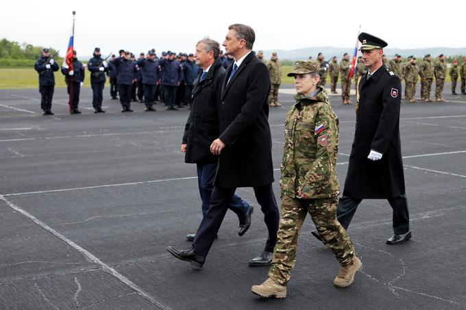 (VIDEO) Erjavec: “Ne bom dovolil, da nekdo, ki ni več vreden zaupanja, ruši vojaško organizacijo, ruši tako, da išče zatočišče v politiki in želi spolitizirati Slovensko vojsko” – Slovesnost ob dnevu slovenske vojske v senci zamenjav in interpelacije