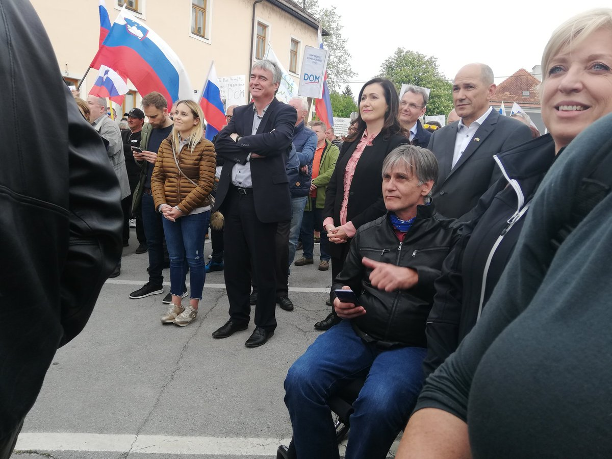 (VIDEO) “Vojsko na mejo – tako ne gre več”, so vzklikali na protestu v Črnomlju – J. Janša: “Tisti, ki pravijo, da je Slovenija varna in Slovenija je na Prešernovi in Levstikovi v Ljubljani, ki sta zastraženi sigurno varna, tega enostavno ne razumejo”