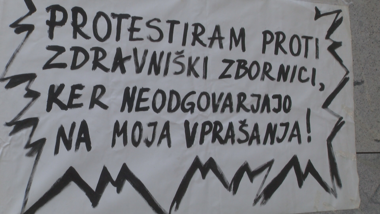 (VIDEO) Neverjetna brezčutnost in neodzivnost zdravniške stanovske organizacije, ki je brez empatije – do veterana vojne Bojana Cvelferja, saj le ta že tretjo sredo zapored zaman protestira na Dunajski 162