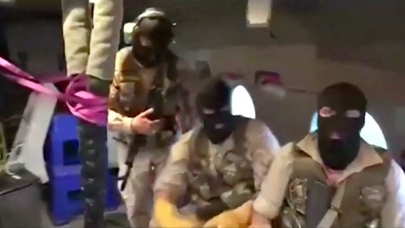 (VIDEO) Dramatičen posnetek zasedbe britanskega tankerja: Iranski komandosi s fantomkami in oboroženimi do zob zaplenili tanker!