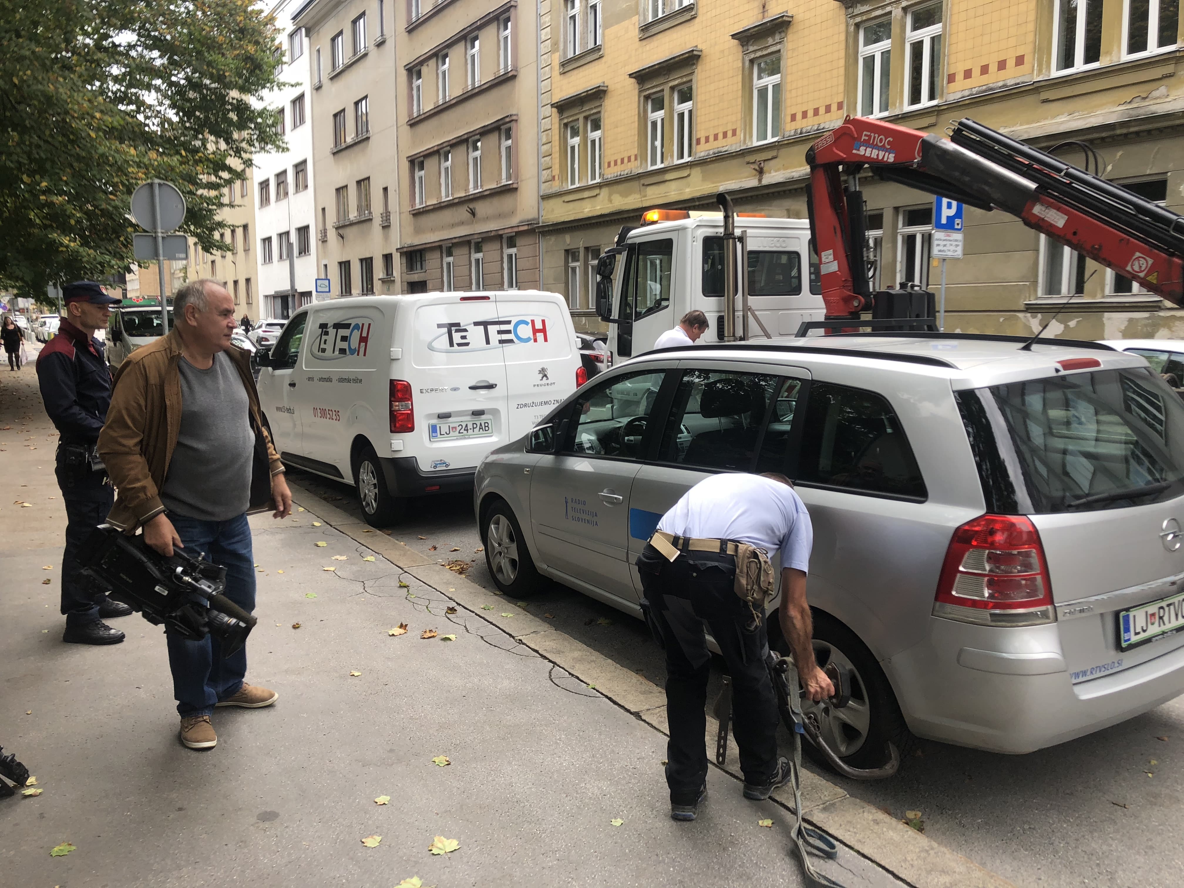 (VIDEO) Incident pred vlado na Gregorčičevi – Med tiskovno konferenco ministra Počivalška odpeljali službeni avto RTV-ja