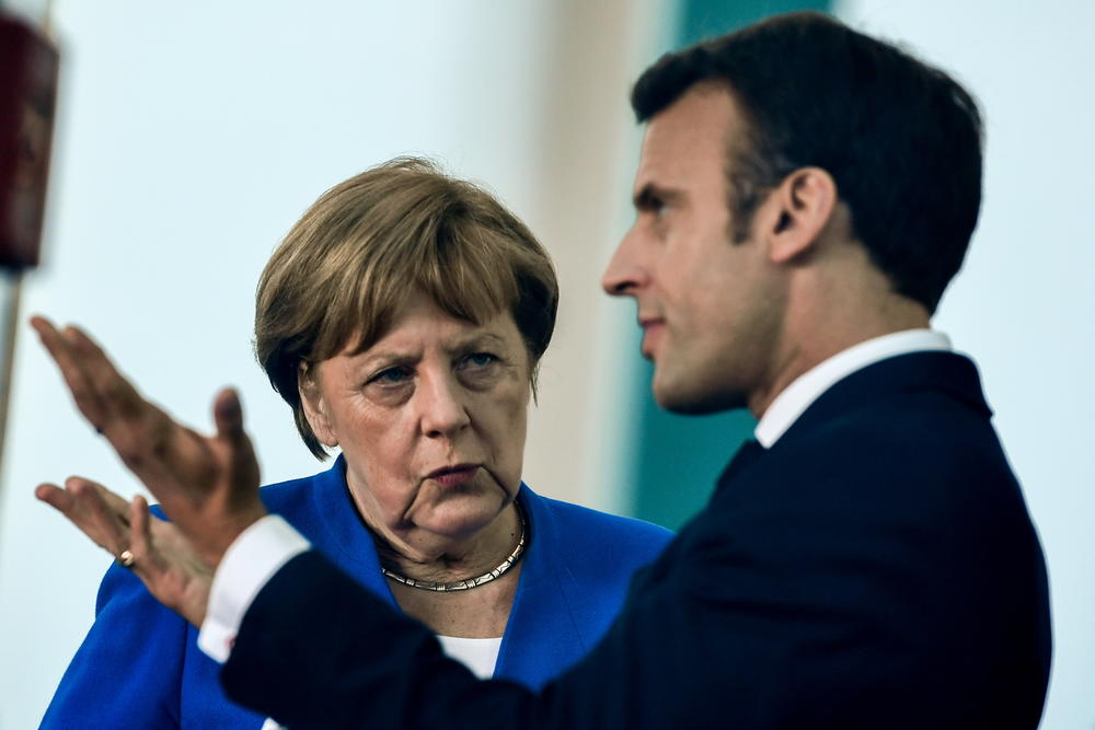 Nemška kanclerka Angela Merkel proti francoskemu predsedniku Emmanuelu Macronu