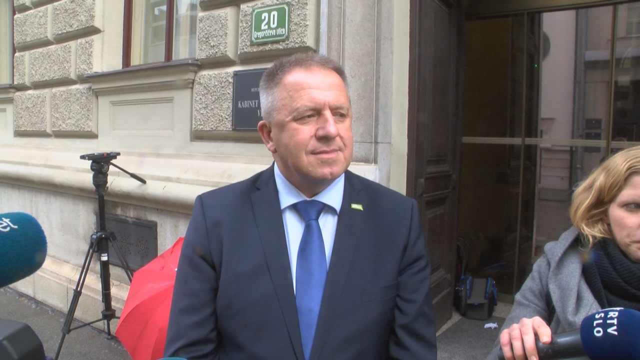 (VIDEO) Zdravko Počivalšek še naprej brani Janeza Janšo – Glede domačih reakcij na Bruseljska dogajanja pa dodaja: “Ostajamo na poti, ki smo jo izbrali na referendumu leta 2003 in izkrivljanje tega dejstva za poterbe dnevno političnih barometrov doma je nekorektno”