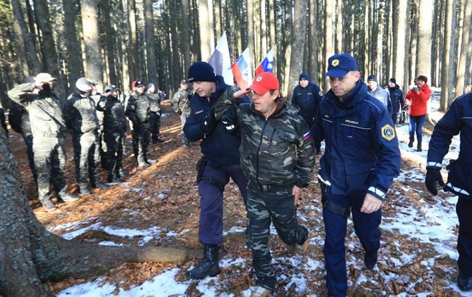 (VIDEO) “A imaš kaj denarja za telefon?” – Vprašanje Anice Bider Andreju Šišku preden so ga odpeljali z marico v zapor