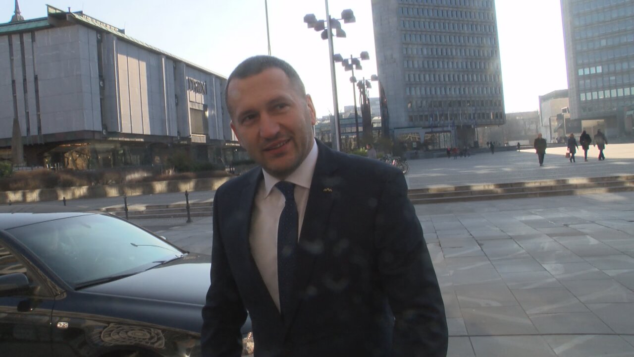 (VIDEO) Janez Janša danes ni poslušal niti zaslišal Damirja Črnčeca, ki je zanikal, da bi posredoval pri zaposlitvi Lepe N na Sovi