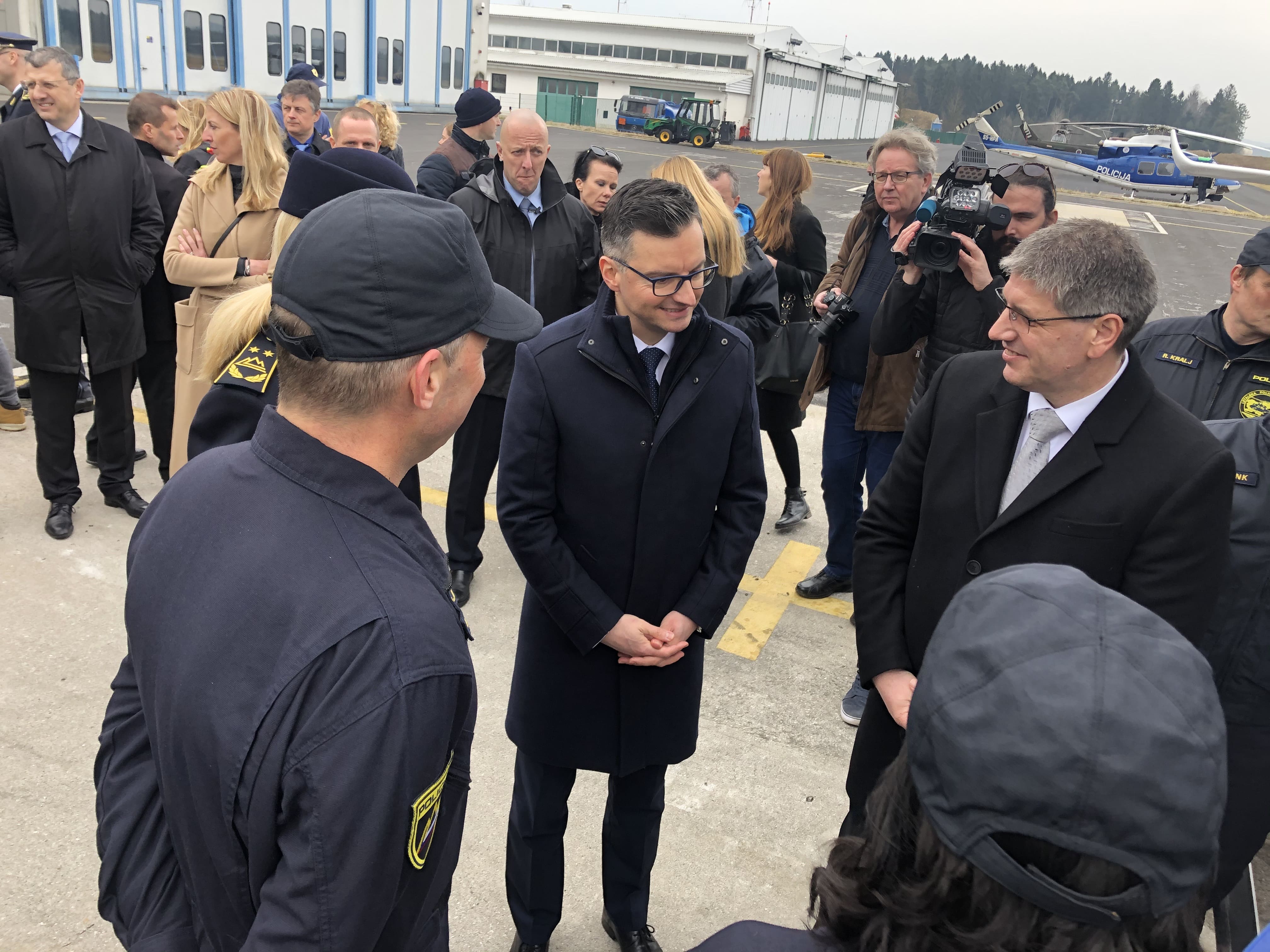 (VIDEO) “Ne more kar vsak vkorakati v prostore slovenske policije, trditi svoje, pri tem ga spremljajo kamere, in soliti pameti ljudem, ki stojijo tukaj pred nami v uniformi” – Marjan Šarec na Brniku ob predaji helikopterja ostro nad Žana Mahniča