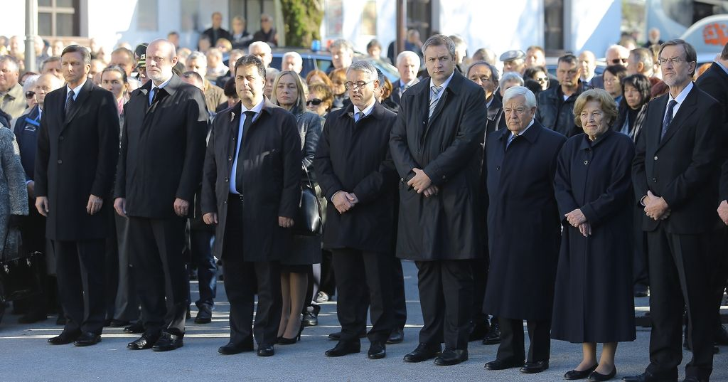 Ko pogreb Janeza Stanovnika postane tema ideoloških polemik in očitkov pri sestavljanju koalicije in vlade Janeza Janše