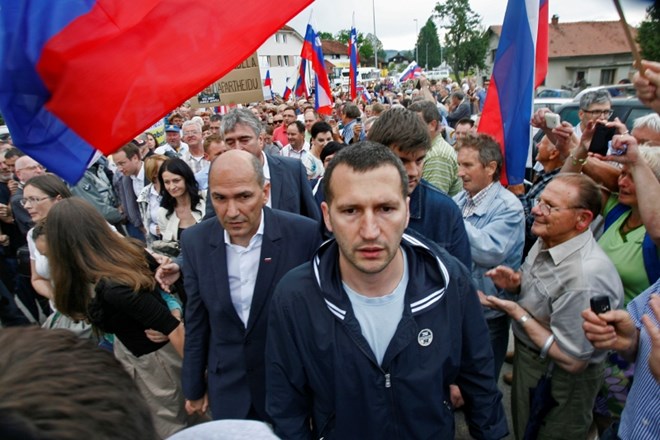 (VIDEO) Spopad Titanov: Janez Janša vs Damir Črnčec – Specialni vojna Janeza Janše proti Damirju Črnčecu in Marjanu Šarcu se je iz medijev prenesla na institucije, najprej na Sovo, sinoči pa na NPU in policijo