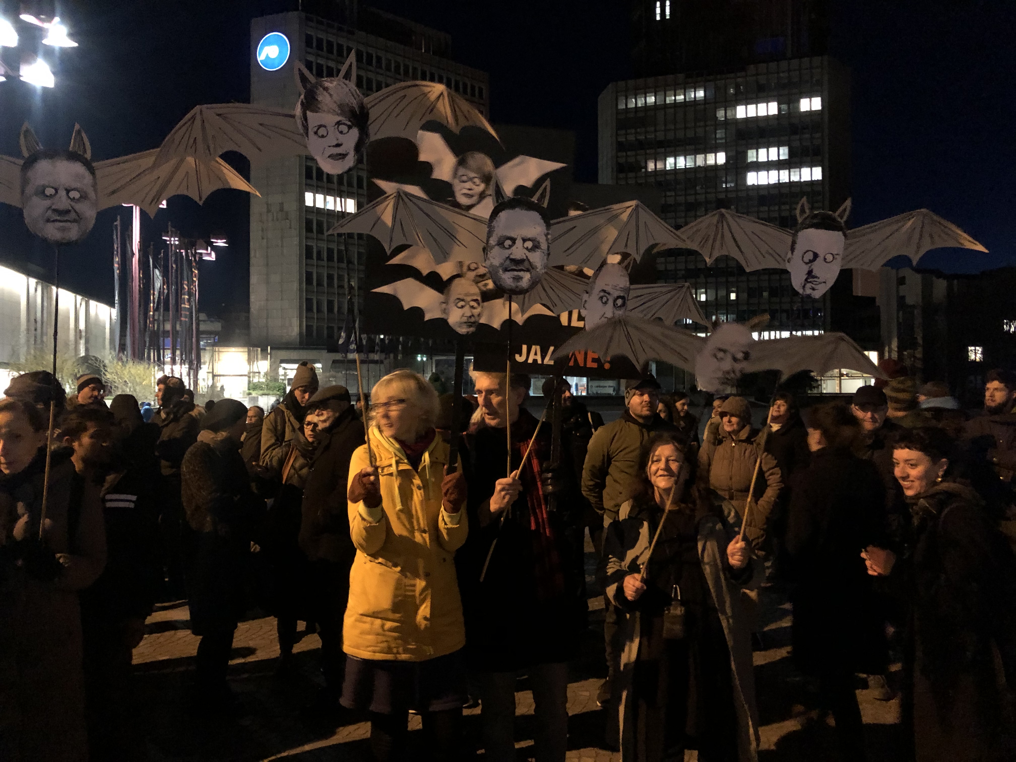 (VIDEO) Na podlagi posnetkov Topnews.si organizatorji petkovega protesta že vložili kazenske ovadbe zoper neznana storilca. Zaradi tvitov ovadili tudi poslanca SDS Zvonka Černača, ki naj bi prevzel notranje ministrstvo