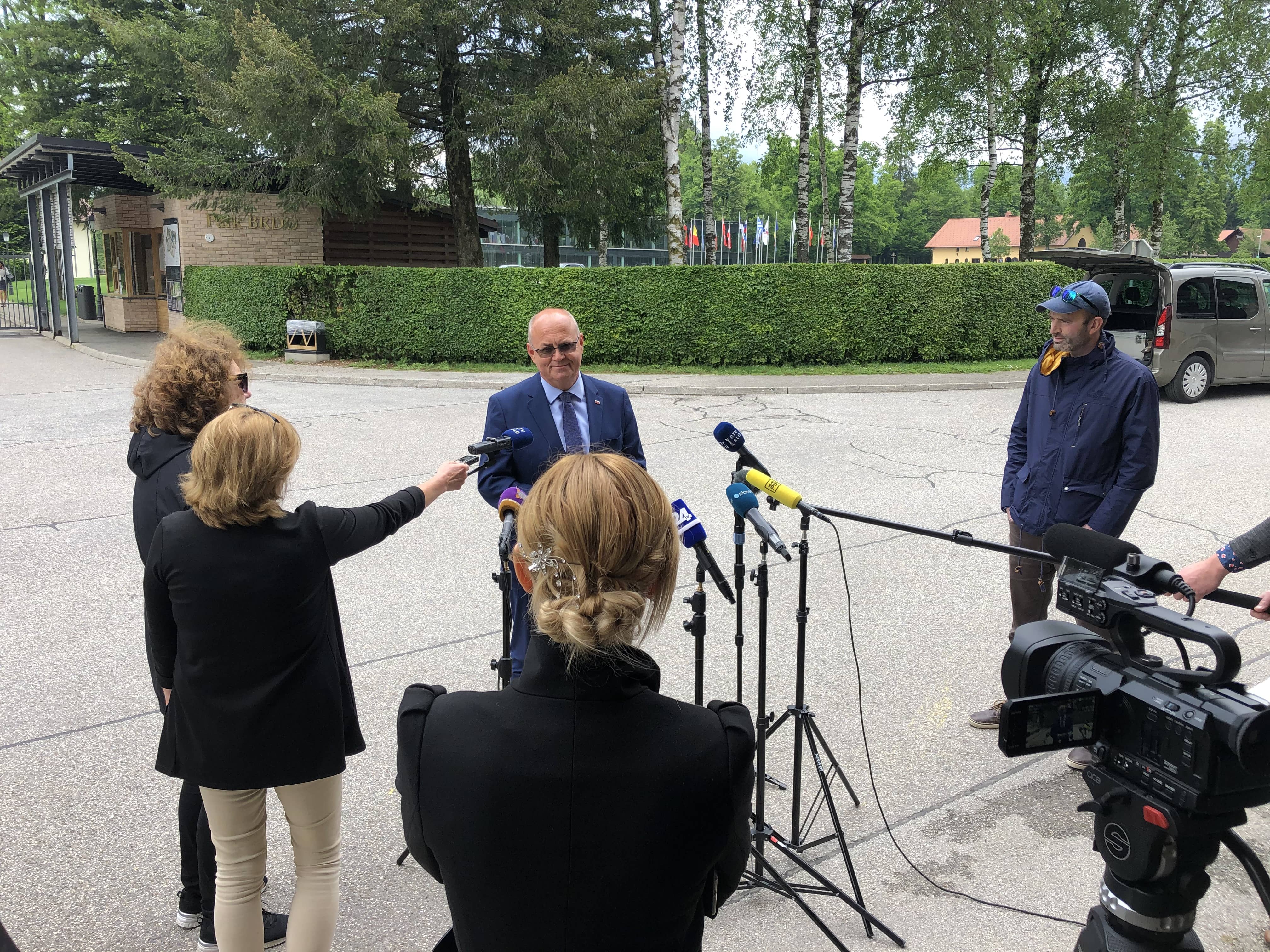 (VIDEO) Kaj se je v resnici dogajalo na koalicijskem vrhu, ki ga je Matej Tonin primerjal s “pogovori v slačilnici po nogometni tekmi”-  NSi je v nizkem startu, da bi na račun prestopov poslancev SMC dobil “dodaten kos mesa” na koalicijskem krožniku?