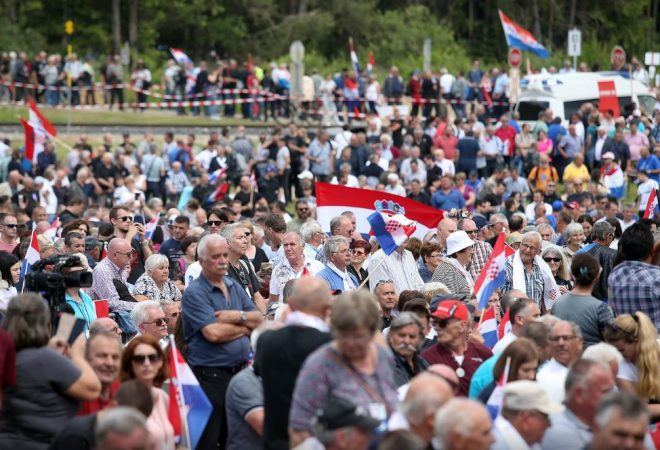 (VIDEO) Na shodu v Sarajevu proti obeležitvi spomina na umrle v Pliberku je tisoče ljudi prepevalo partizanske pesmi