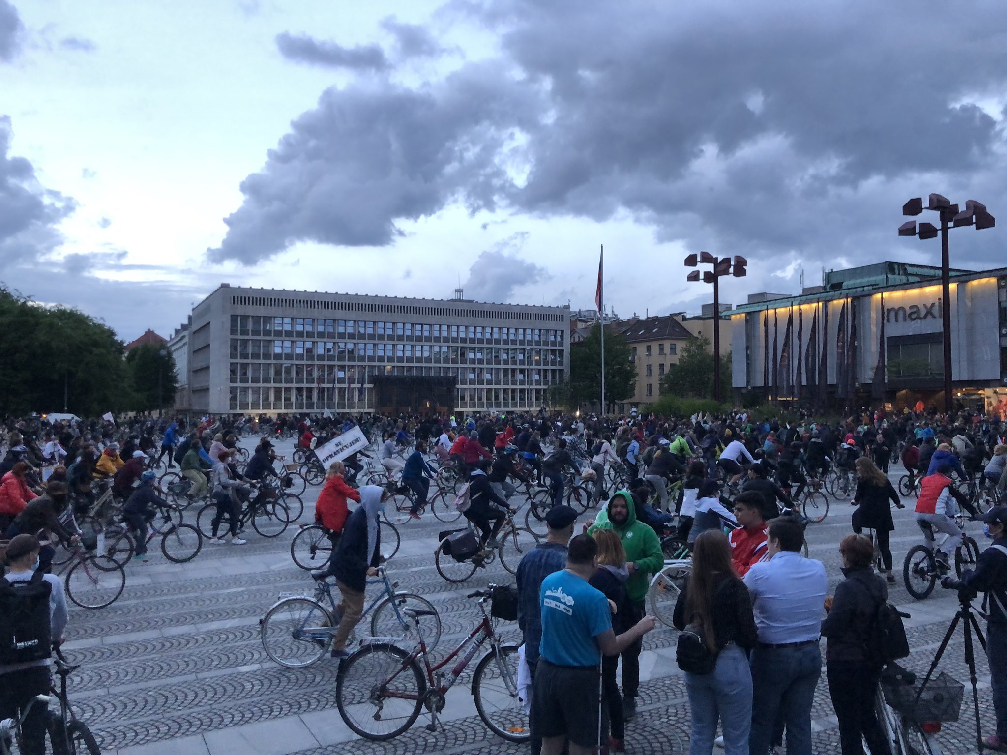 (VIDEO) Posnetek 5. klesarskega protesta proti vladi Janeza Janše na Trgu republike