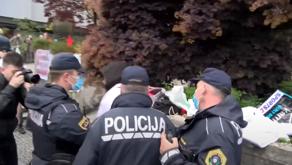 (VIDEO) Incident na protestih – Janez Janša na izredni seji v državnem zboru  zahteval sankcije, policija posredovala – Policija včeraj zasegla transparent “Smrt janšizmu, svoboda narodu”