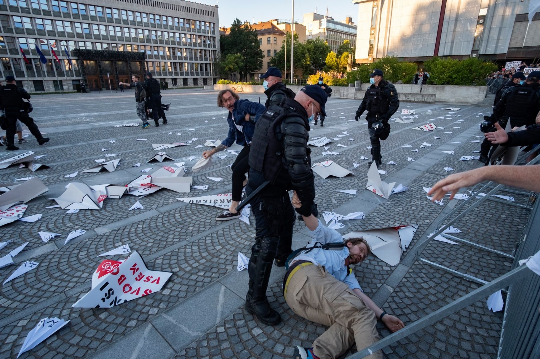 Zakaj se Jaši Jenullu slogan “smrt janšizmu” ne zdi najbolj posrečen in kako so se na tviterju pošalili iz njegove reakcije ob aretaciji policije?