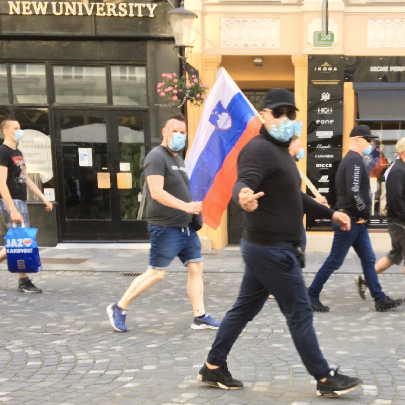 (VIDEO) Na družbenih omrežjih različna ugibanja o tem, kdo so bili “zamaskiranci”, ki so si nadeli “rumene jopiče” na Prešernovem trgu, predvsem pa, kdo jih je najel in organiziral