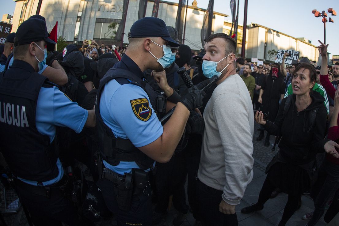 (VIDEO) Protestniki prebili ograjo pred parlamentom: Pretepi med policijo in protestniki…, sledile aretacije – 7. protest proti “avtoritarnim, fašistoidnim in militarističnim” politikam