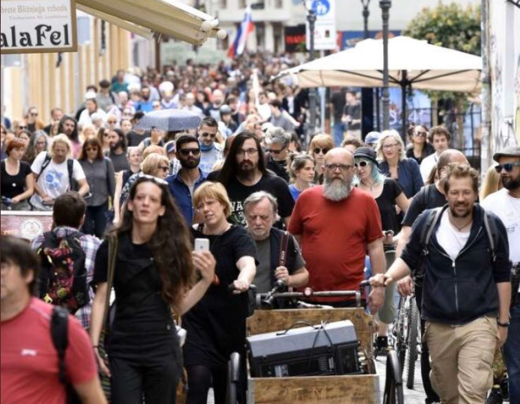 Policija zaostruje ukrepe proti domnevnim organizatorjem kolesarskih protestov v Ljubljani – Po Jaši Jenullu, tudi Tjaša Prošek v policijski obdelavi zaradi petkovih protestov