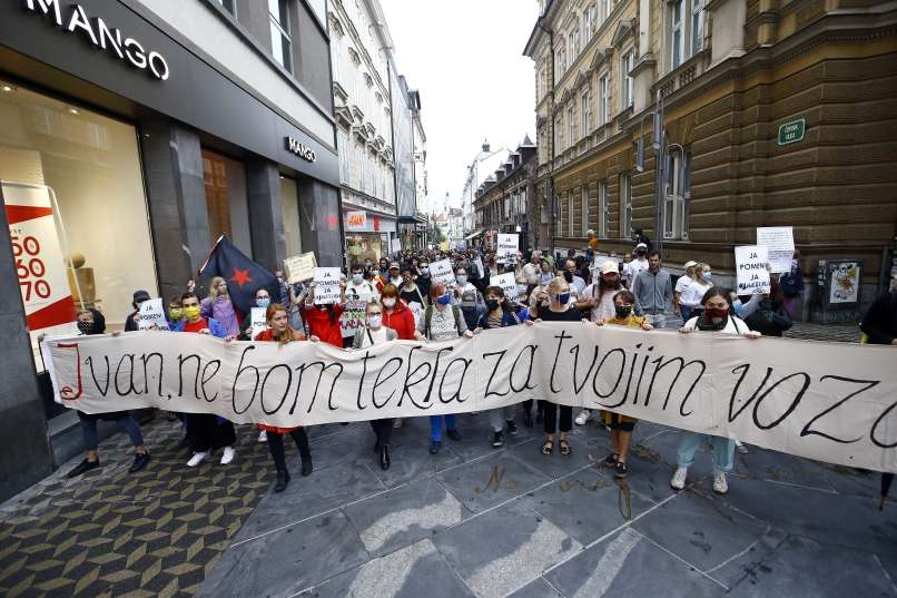 (VIDEO) Včerajšnji protivladni protesti v znamenju nezadovoljstva žensk, ki so nosile velik transparent “Ivan, ne bom tekla za tvojim vozom” in plakate z napisom “Ja pomeni Ja, Jaz tudi kolesarim” – Poleg protestov se je na družbenih omrežjih razvila polemika o vplivu Janše na ženski del volilnega telesa