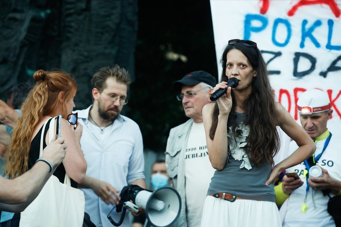 (VIDEO) Protesti –  “Frontmen” protestnikov proti vladi Janeza Janše Jaša Jenull na Facebooku: “Poslanci koalicije, dobro poglejte, kaj se dogaja trenutno v Srbiji! Je to prihodnost, ki jo želite gledati v Sloveniji”