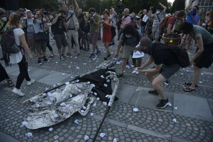 (VIDEO) Protestniki na 11. protestih proti vladi simbolično kamenjali Janeza Janšo in ga obmetavali s papirnimi “kockami” – Boris A. Novak v pesmi rumene jopiče označil s “pretepaško sodrgo… gnojem, gnusom in nacističnim sekretom”