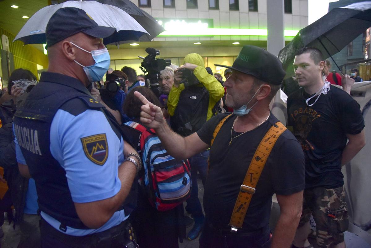 (VIDEO) Današnje proteste zaznamovalo “razoroževanje vlade Janeza Janše”, spopad z dežjem in incidenti, ki jih je povzročil eden od podpornikov Janševe vlade, ki se je večkrat zapletel v fizični pretep s protesniki