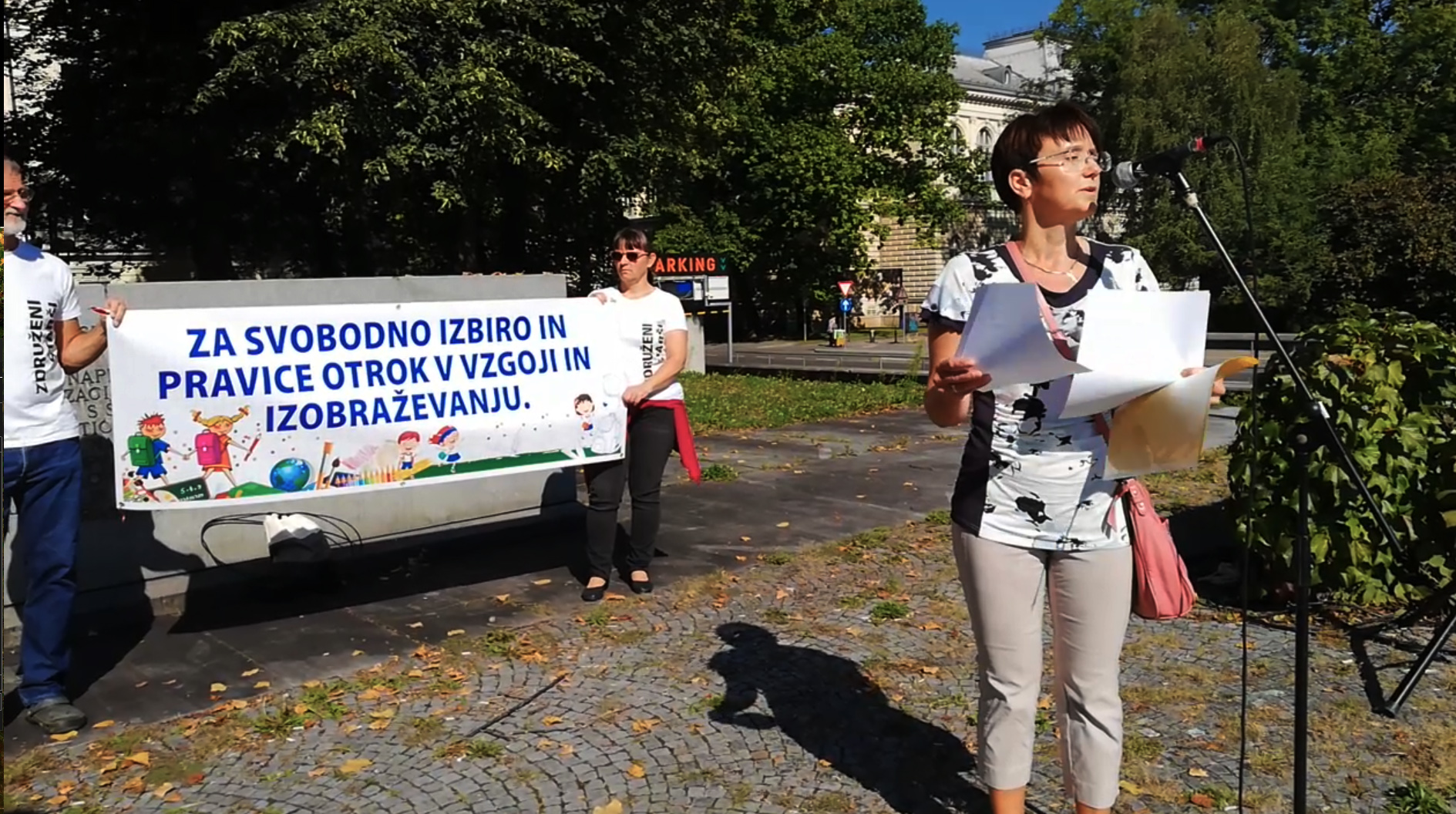 (VIDEO) Polemika o tem, ali je ukrep nošenja maske političen-simbolni ukrep ali javnozdravstveni ukrep, se je preselila na ulice – Nenavaden protest proti odločevalcem minuli vikend v Ljubljani “Za svobodno izbiro pravic otrok v vzgoji in izobraževanju”