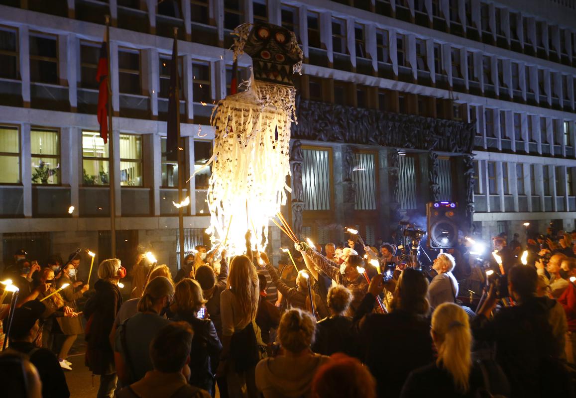 (VIDEO) Protestniki z baklami želeli obkoliti parlament, vendar jih je policija razbila na dva dela in blokirala sprednji kot tudi zadnji vhod v DZ – Poslanci bolj vzdržljivi kot protestniki pred parlamentom