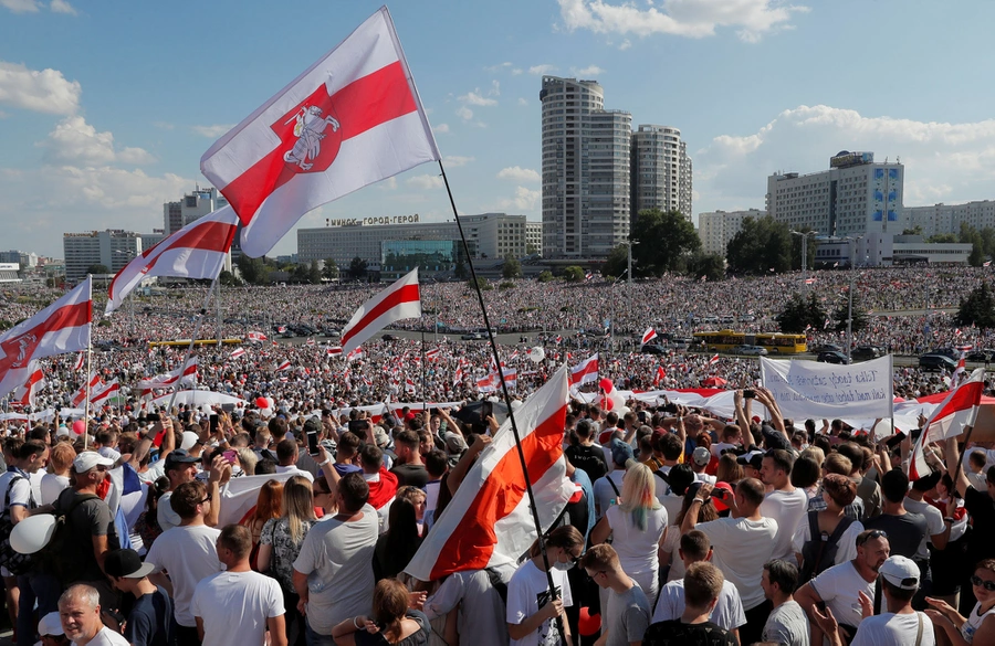 Na ulicah Minska več sto tisoč protestnikov vzklikalo “Lukašenko, ti si podgana”